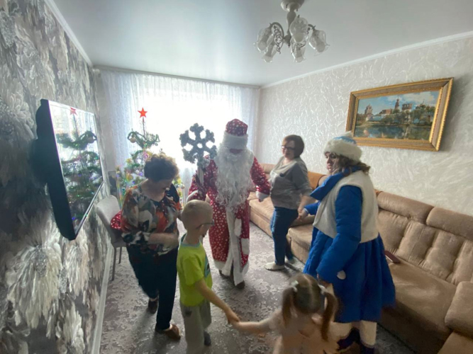 В Челябинской области росгвардейцы поздравили детей с Новым годом и Рождеством