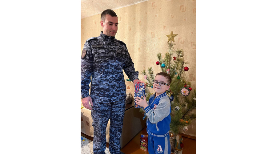 «Дед Мороз специального назначения» продолжает поздравлять детей на Южном Урале