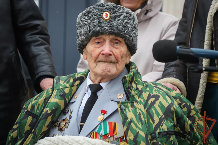 Заместитель директора Росгвардии вручил орден Александра Невского 100-летнему ветерану Великой Отечественной войны