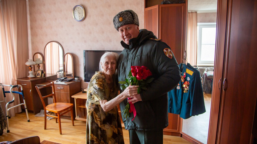 В Челябинске Росгвардейцы вручили юбилейную медаль труженице тыла