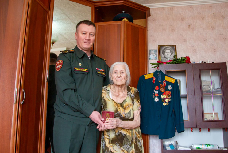 В Челябинске Росгвардейцы вручили юбилейную медаль труженице тыла