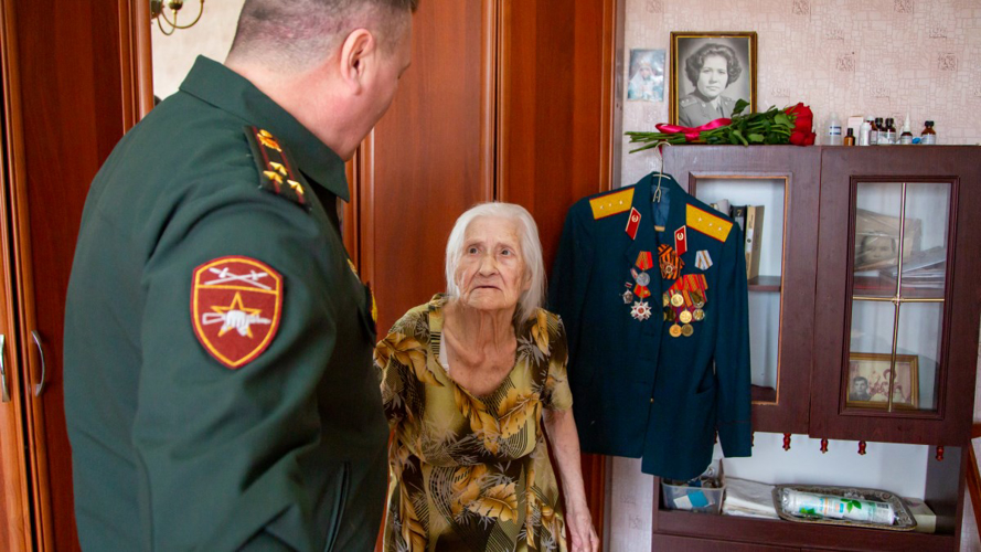 В Челябинске Росгвардейцы вручили юбилейную медаль труженице тыла