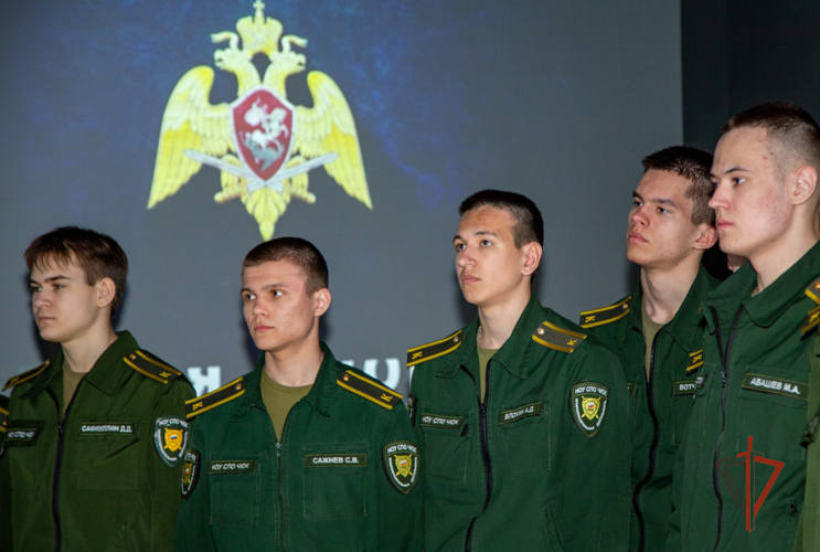Росгвардейцы посетили выставку «Росгвардия. Всегда на страже»
