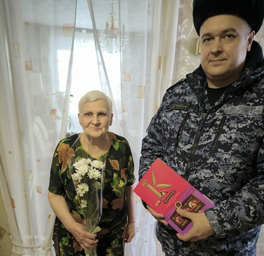 Росгвардейцы поздравили женщин с Международным женским днем