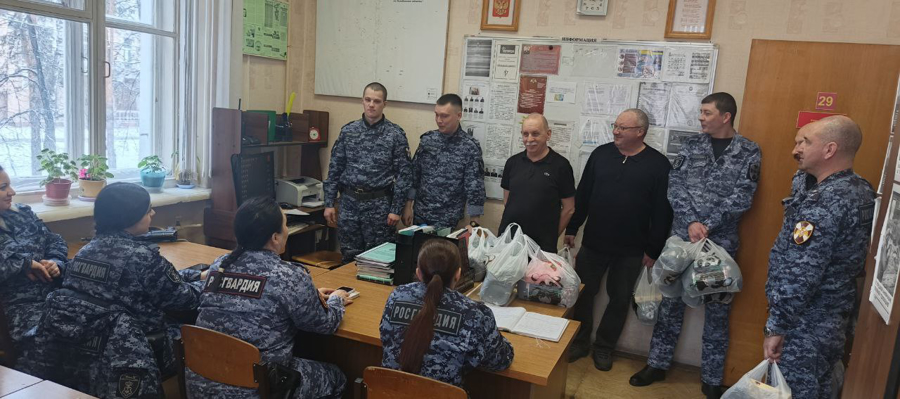Росгвардейцы поздравили женщин с Международным женским днем