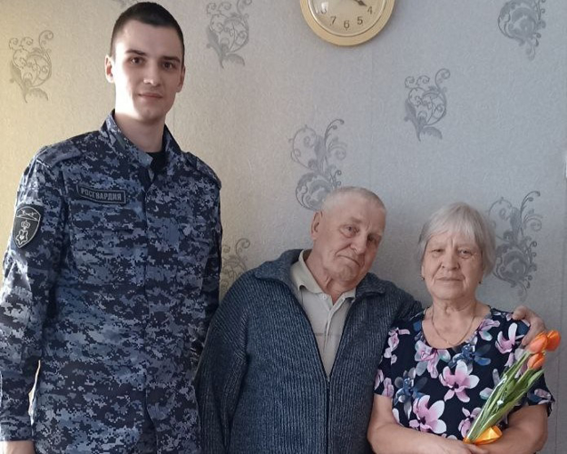 Росгвардейцы поздравили женщин с Международным женским днем