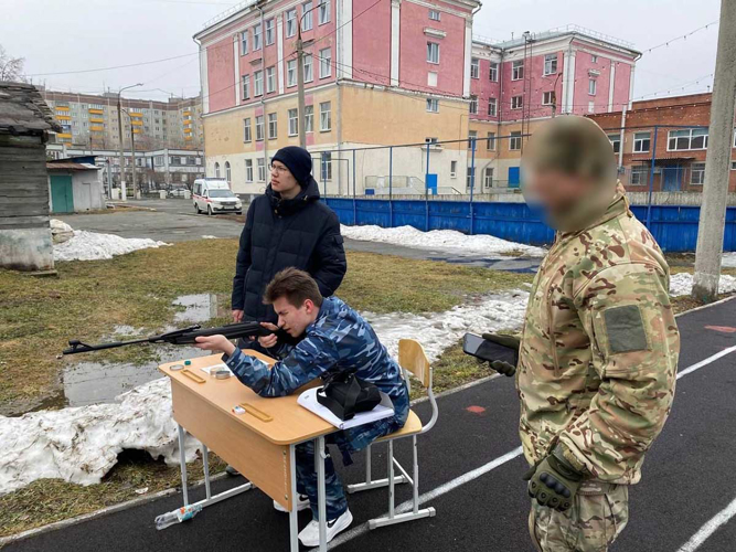 Военнослужащие челябинского спецназа провели «Зарницу» для школьников