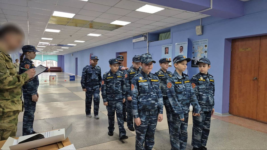 Военнослужащие челябинского спецназа провели «Зарницу» для школьников