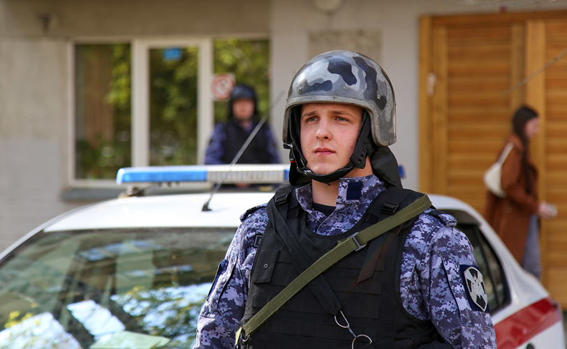 Росгвардейцы задержали неадекватного мужчину в одной из школ Челябинска