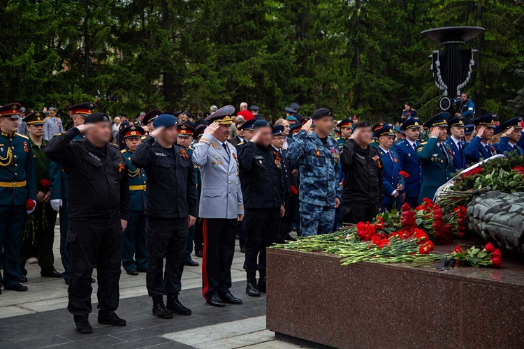 В Челябинске росгвардейцы возложили цветы к Вечному огню