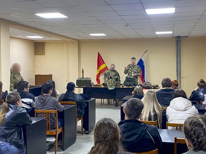 Сотрудники СОБР провели день открытых дверей для студентов в Челябинске