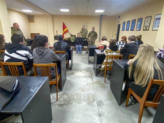 Сотрудники СОБР провели день открытых дверей для студентов в Челябинске