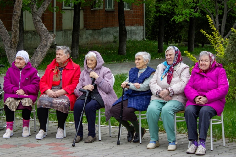 «Парад у дома ветерана» прошел в геронтологическом центре Челябинска