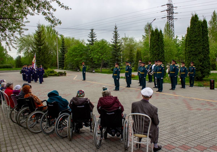 «Парад у дома ветерана» прошел в геронтологическом центре Челябинска