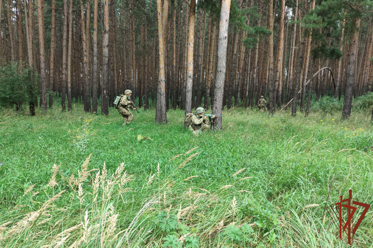 Военнослужащие Уральского округа Росгвардии совершенствуют практические навыки по управлению огнем артиллерии