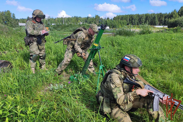 Военнослужащие Уральского округа Росгвардии совершенствуют практические навыки по управлению огнем артиллерии