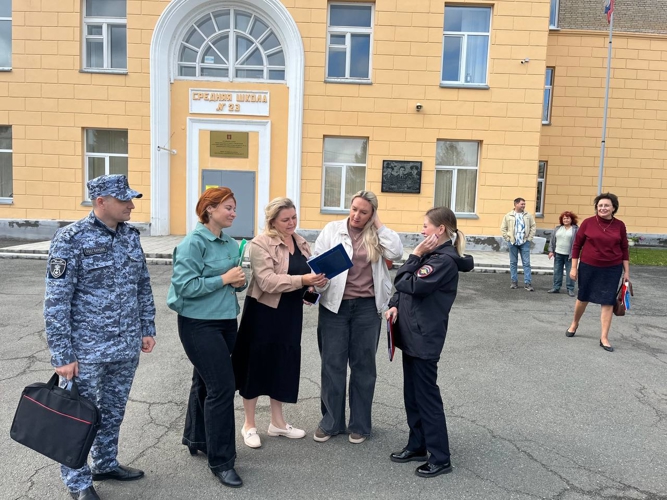 На Южном Урале росгвардейцы принимают участие в проверках школ к новому учебному году