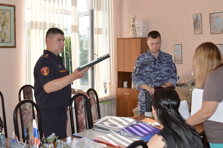 На Южном Урале росгвардейцы принимают участие в проверках школ к новому учебному году