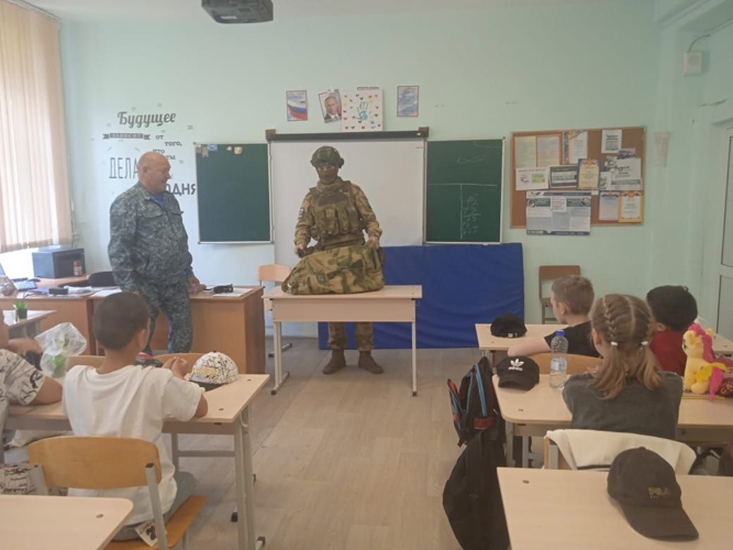 Росгвардейцы продолжают проводить патриотические встречи с юными южноуральцами