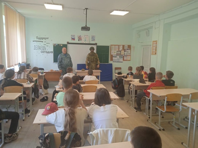 Росгвардейцы продолжают проводить патриотические встречи с юными южноуральцами