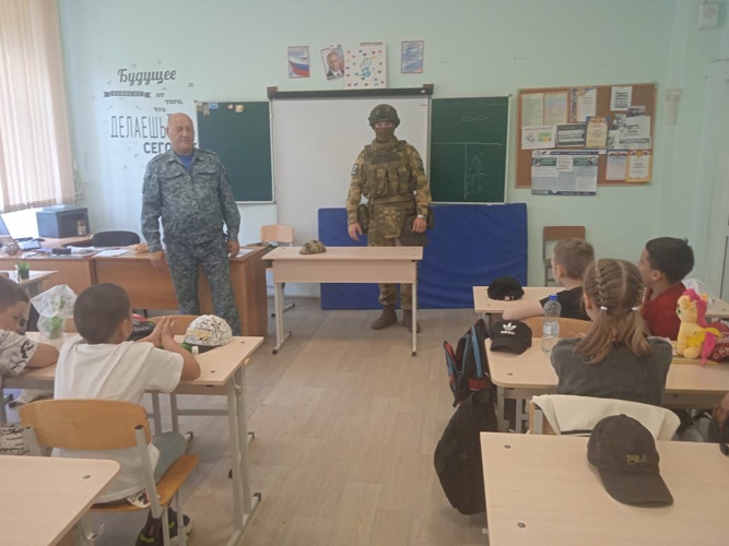 Росгвардейцы продолжают проводить патриотические встречи с юными южноуральцами