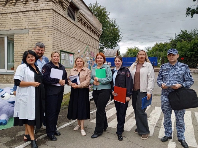 На Южном Урале росгвардейцы принимают участие в проверках школ к новому учебному году