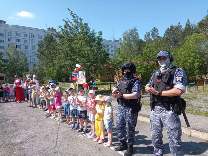 Росгвардейцы провели «Урок мужества» в детском саду Трехгорного