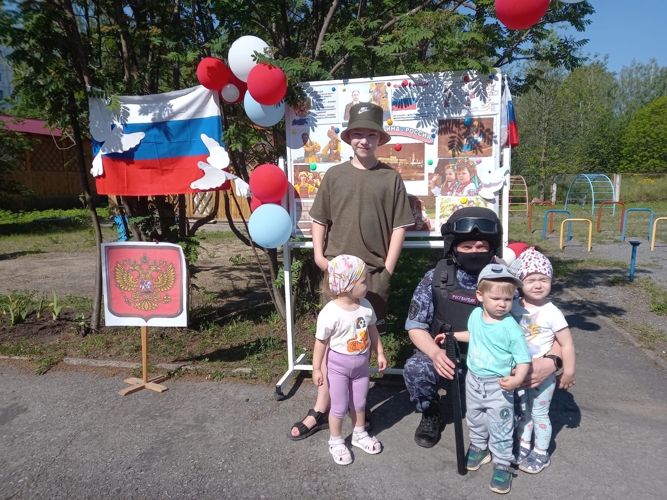 Росгвардейцы провели «Урок мужества» в детском саду Трехгорного