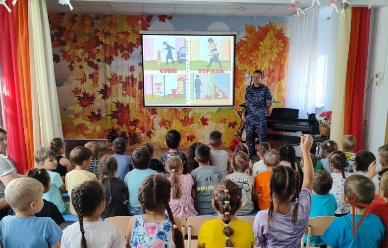 В Магнитогорске сотрудник Росгвардии провел для дошколят урок безопасности