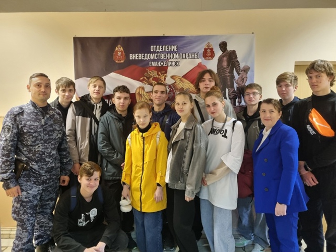 В Еманжелинске росгвардейцы провели день открытых дверей для студентов