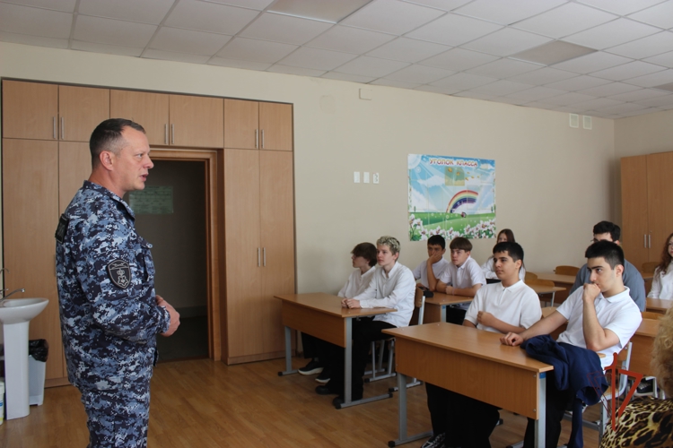 В Челябинске росгвардеец в День знаний провел для школьников открытый урок