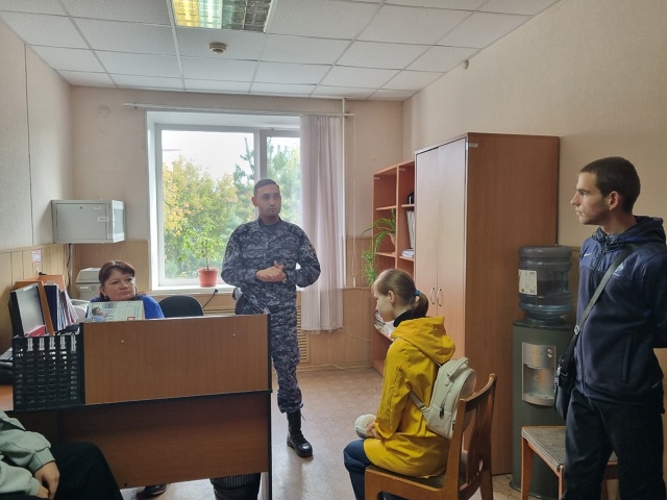 В Еманжелинске росгвардейцы провели день открытых дверей для студентов