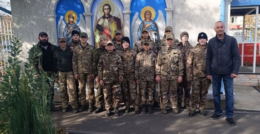 В Челябинске курсанты высадили саженцы дубов в рамках патриотической акции «Аллея Славы»