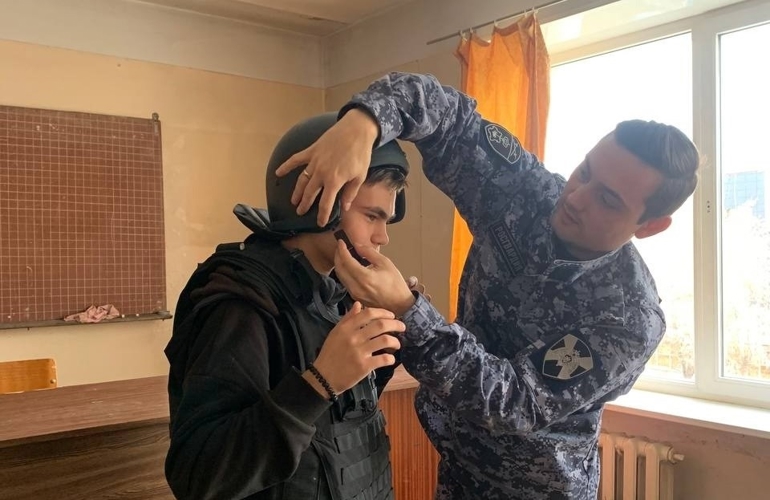 В Еманжелинске росгвардейцы провели день открытых дверей для школьников