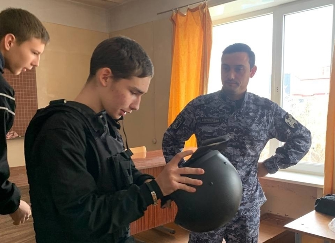В Еманжелинске росгвардейцы провели день открытых дверей для школьников