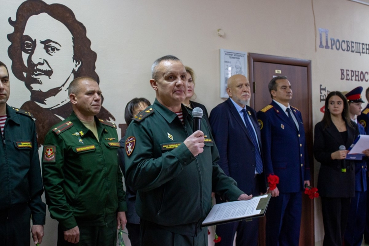 В челябинской школе почтили память погибших росгвардейцев