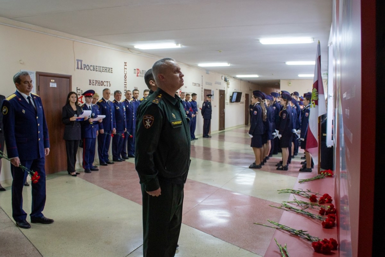 В челябинской школе почтили память погибших росгвардейцев