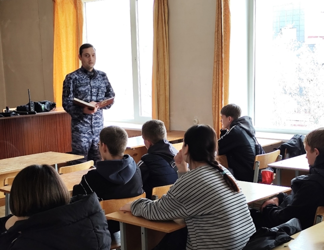 В Еманжелинске росгвардейцы провели день открытых дверей для школьников