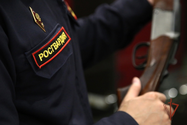 Сотрудники регионального Управления Росгвардии напоминают южноуральцам о возможности передать свое оружие в зону СВО