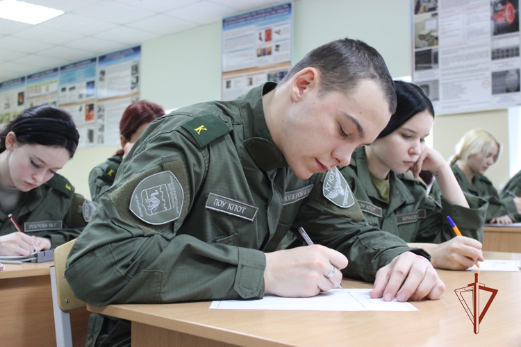 На Южном Урале курсанты подшефного Росгвардии колледжа приняли участие в ведомственной акции «С любовью маме!»
