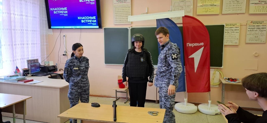 Росгвардейцы провели «Урок мужества» для школьников Троицкого района