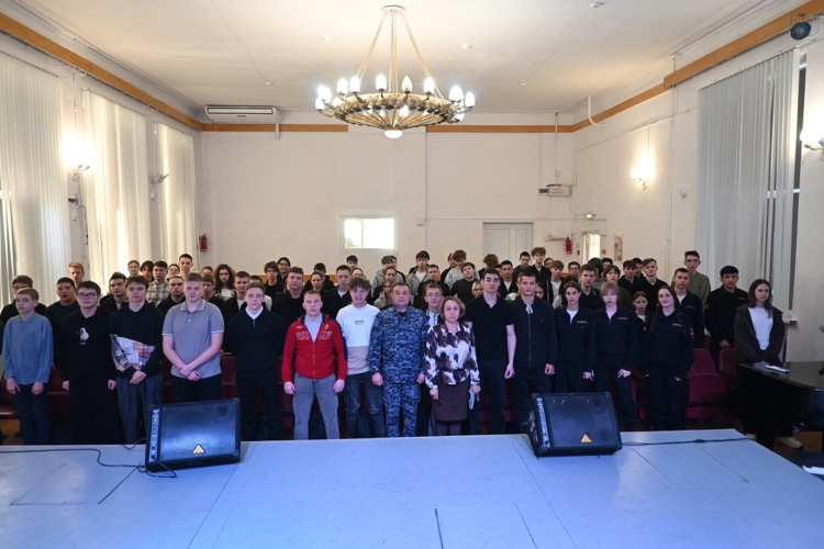 В Магнитогорске росгвардейцы провели «Разговор о важном» с молодежью