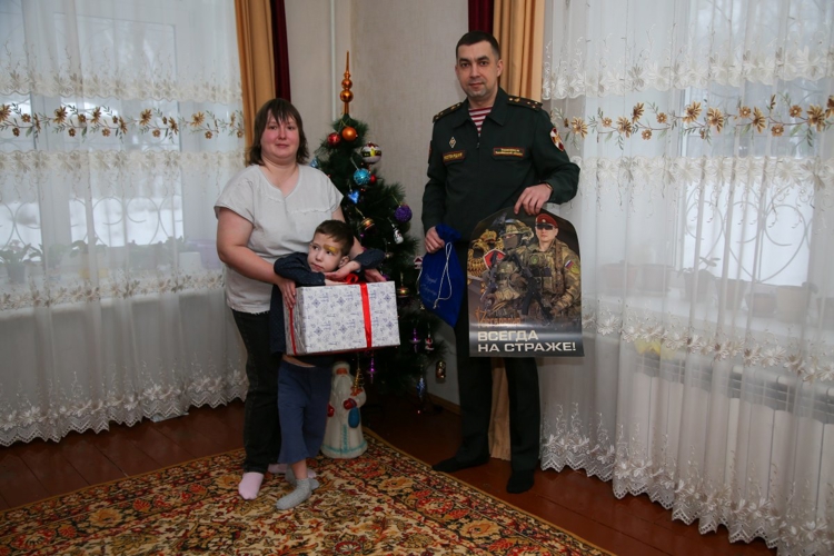 Начальник управления Росгвардии исполнил новогоднее желание ребенка из Златоуста
