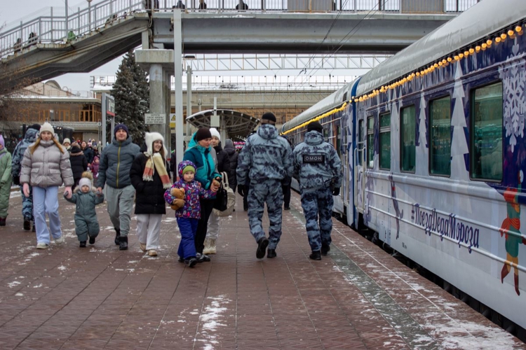 Росгвардейцы обеспечили безопасность поезда Деда Мороза в Челябинске