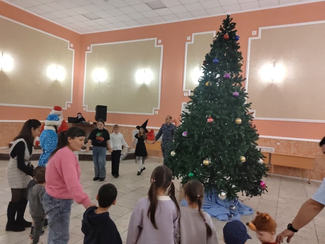 Дед Мороз специального назначения продолжает поздравлять детей на Южном Урале