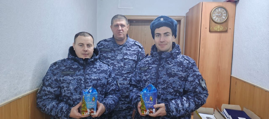 Росгвардейцы провели новогодние праздники для детей в городах Южного Урала