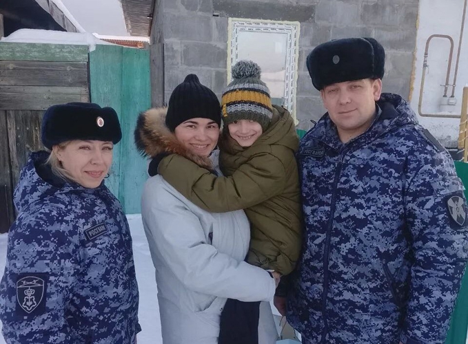 На Южном Урале росгвардейцы продолжают поздравлять детей с Новым 2026 годом