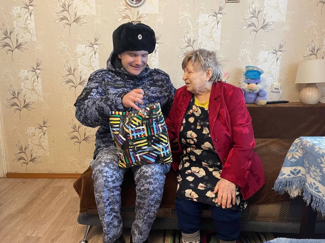 На Южном Урале росгвардейцы навестили бывшую жительницу Ленинграда, пережившую блокаду