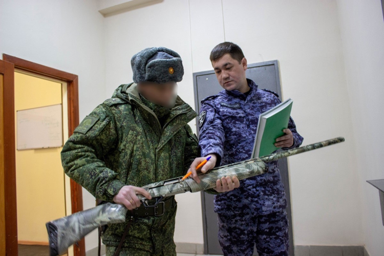 Территориальное управление Росгвардии передает оружие  участникам СВО