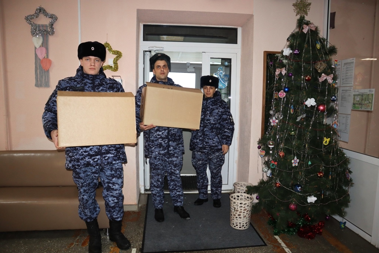 На Южном Урале росгвардейцы продолжают поздравлять детей с Новым 2026 годом